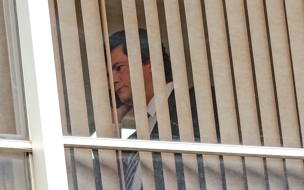 O ministro da Justiça, Sérgio Moro, fala ao telefone em Brasília nesta quinta (23) — Foto: Gabriela Biló / Estadão Conteúdo