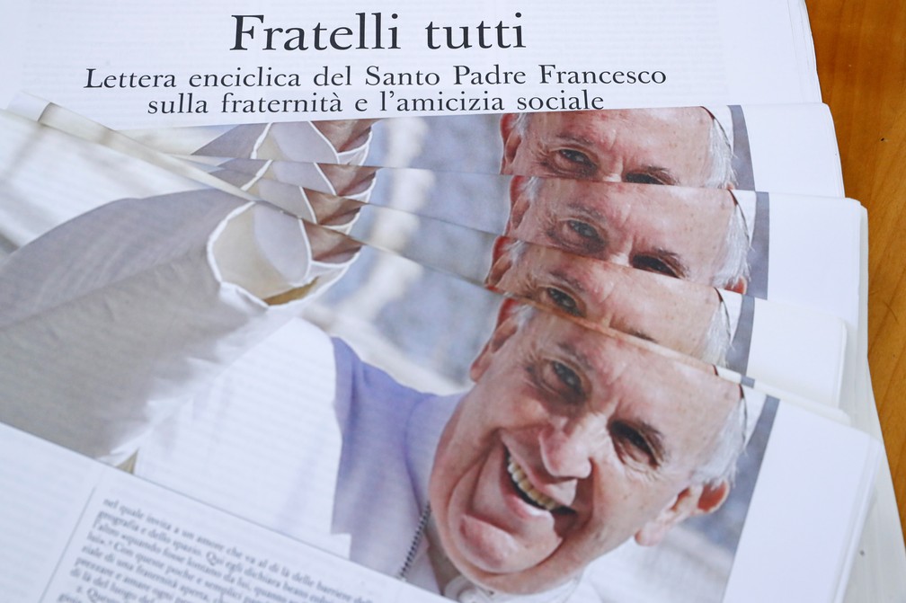Divulgação da encíclica Todos Irmãos, do Papa Francisco, no dia 4 de outubro de 2020 — Foto: Remo Casilli/Reuters