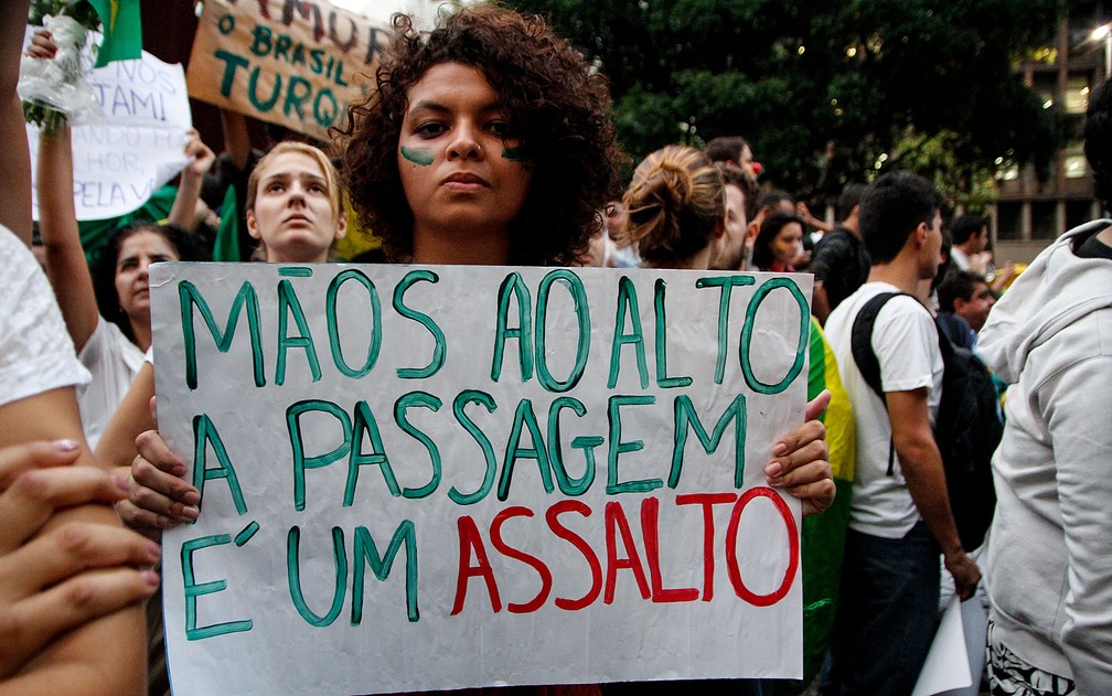 Jovem segura cartaz contra o preço das passagens do transporte público no Rio (Foto: Rudy Trindade/Futura Press/Estadão Conteúdo)