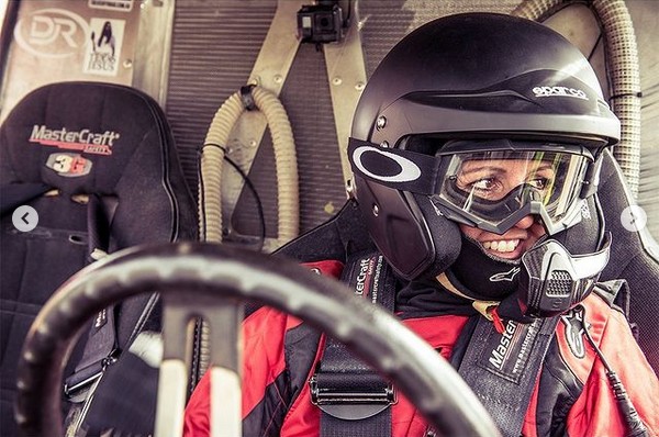 A piloto Sabine Schmitz em episódio do programa Top Gear (Foto: Instagram)