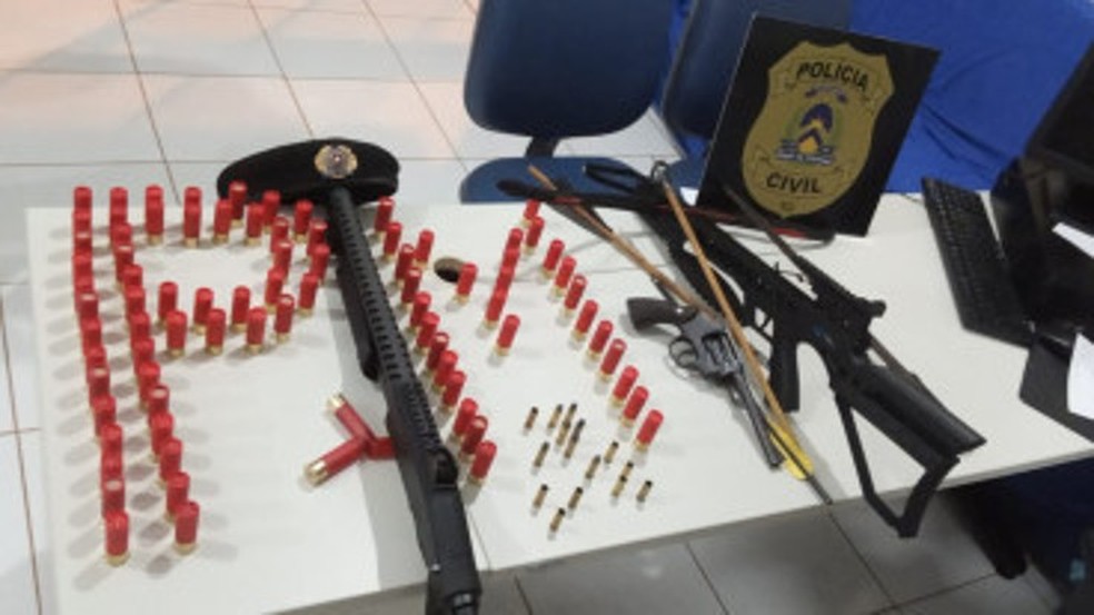 Armas encontradas com suspeito — Foto: PM/Divulgação