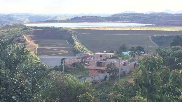 Vista de Congonhas ao lado da barragem; casas mais próximas estão a apenas 250 metros das paredes da barragem (Foto: BBC)