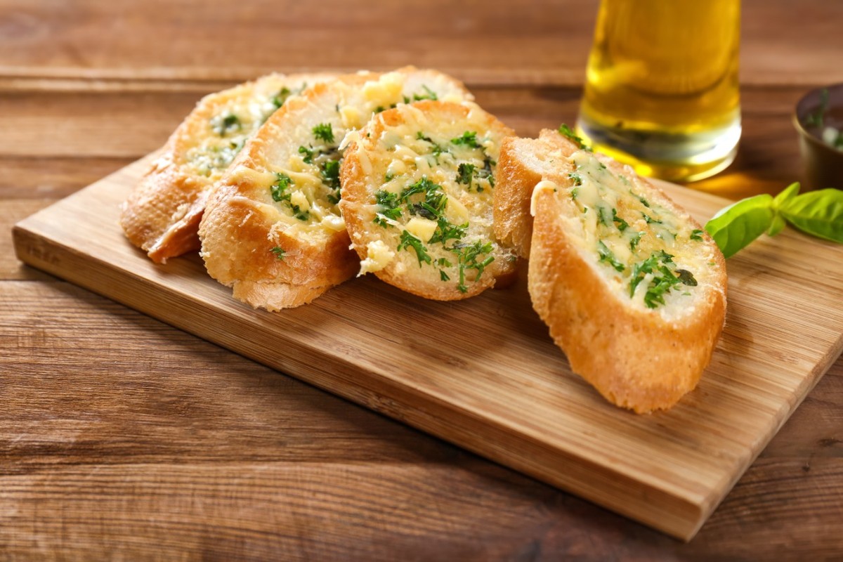 Para o lanchinho da tarde: aprenda a fazer pão de alho ...
