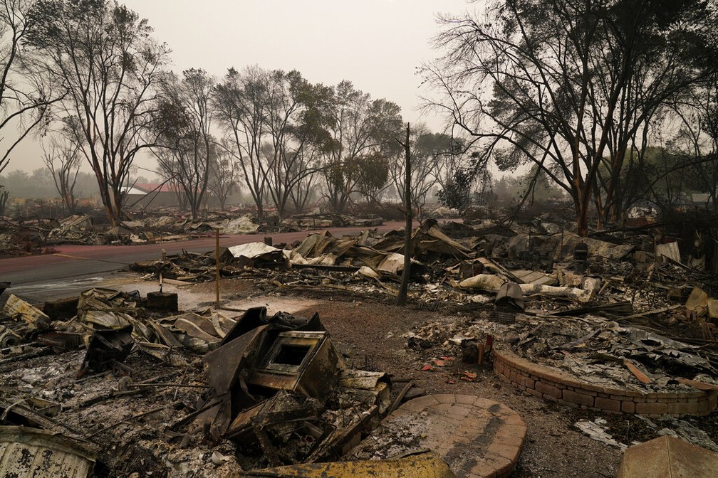 Destroços de casas consumidas pelos incêndios em Talent, no Oregon (EUA), em foto desta sexta (11) — Foto: John Locher/AP Photo