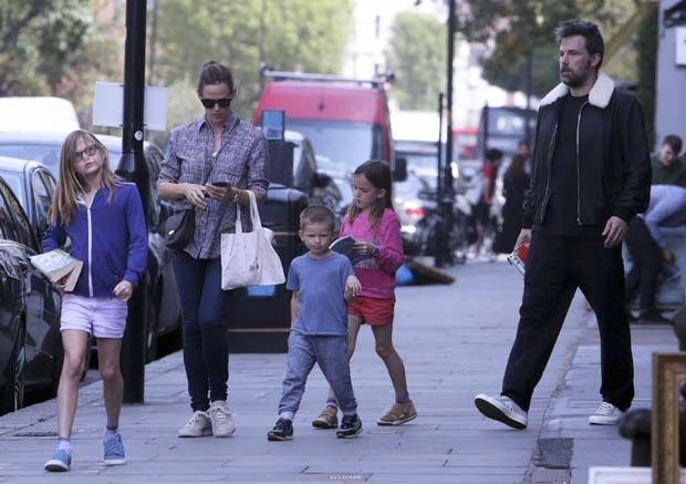 Ben Affleck e Jennifer Garner com os filhos (Foto: Grosby Group)