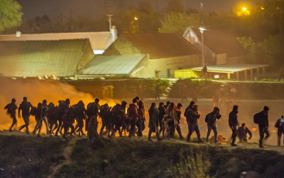 Imigrantes começam a deixar o complexo em fila (Foto: Philippe Huguen / AFP Photo)