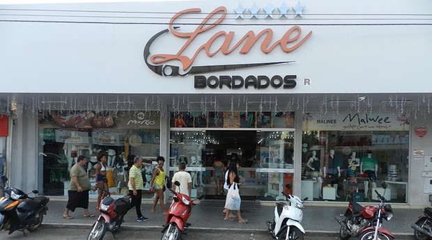 A Lane Bordados também vende itens de vestuário de outras marcas (Foto: Divulgação)