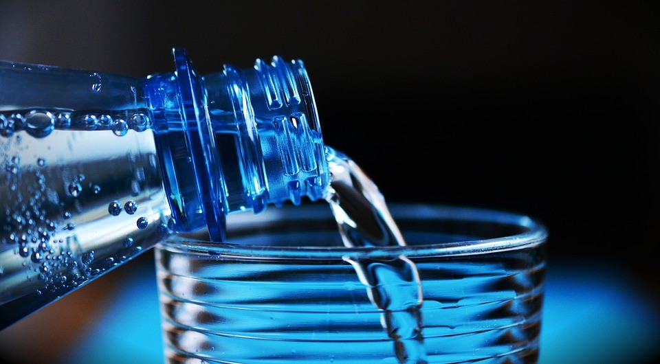 Beber água engarrafada pode fazer você ingerir mais microplástico do que se tomasse água da torneira (que, por sua vez, também possui partículas de plástico).  (Foto: Pixabay)