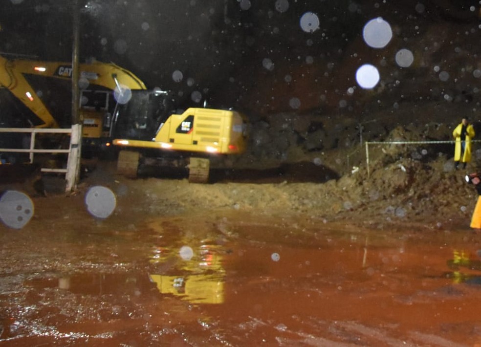 Ossada foi encontrada durante trabalhos de terraplanagem em Guaruj&aacute;, SP &mdash; Foto: G1 Santos