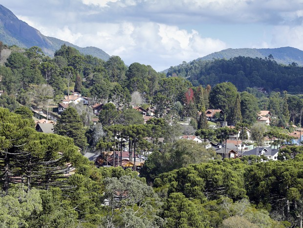 view of nature and buildings among the mountains from  Monte Verde, district of Camanducaia, interior of Minas Gerais. (Foto: Getty Images/iStockphoto)