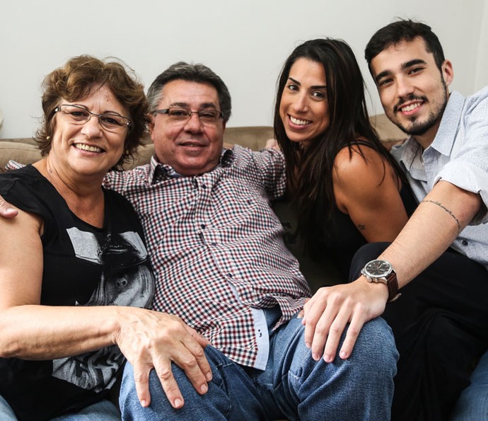 Juliana do BBB16 ao lado de sua família (Foto: Fernanda Frozza/Gshow)