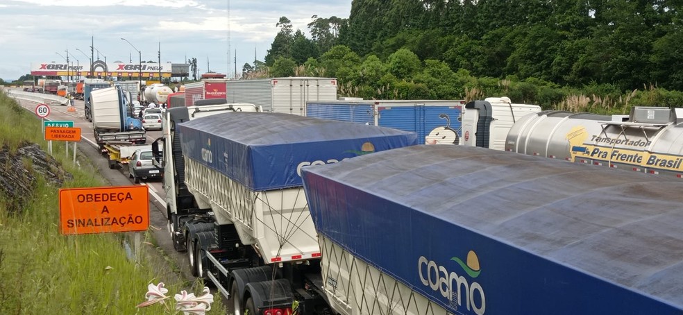 Há registro de filas após BR-277 em Balsa Nova ser bloqueada por risco de explosão  — Foto: Jorge Melo/RPC