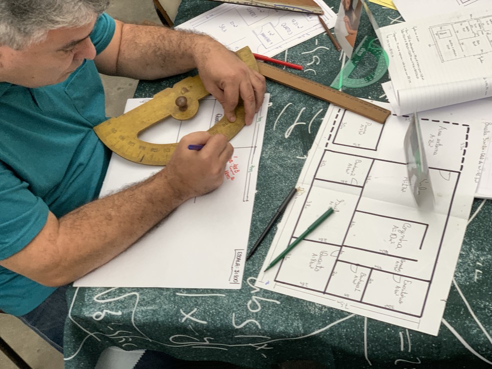 O professor de matemática Luiz Felipe Lins e as plantas de imóveis, que usa para ensinar matemática e geometria. — Foto: Nidiacris Ribeiro/ Trupe Filmes