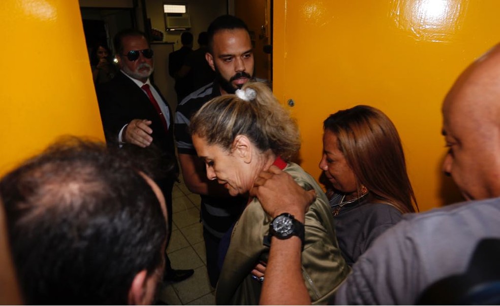 Mãe do Dr. Bumbum, Maria de Fátima Furtado chega à delegacia (Foto: Marcos Serra Lima/G1)
