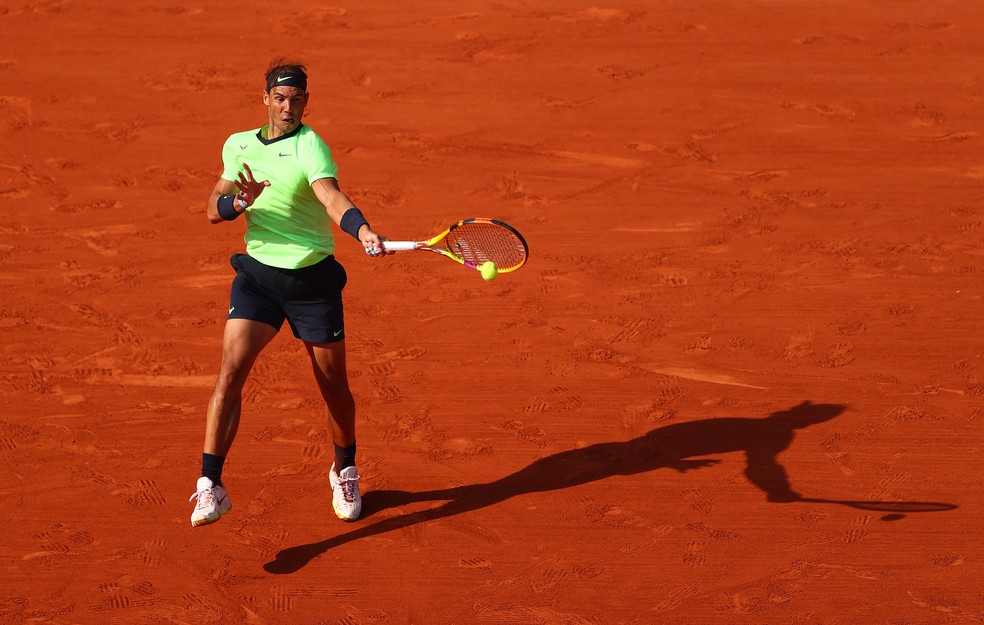 Nadal em ação contra Schwartzman em Roland Garros — Foto: Julian Finney / Getty Images