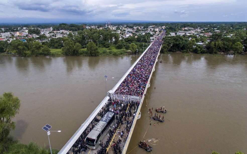 Milhares de pessoas chegaram juntas à fronteira entre Guatemala e México e boa parte foi retida — Foto: Pedro Pardo / AFP