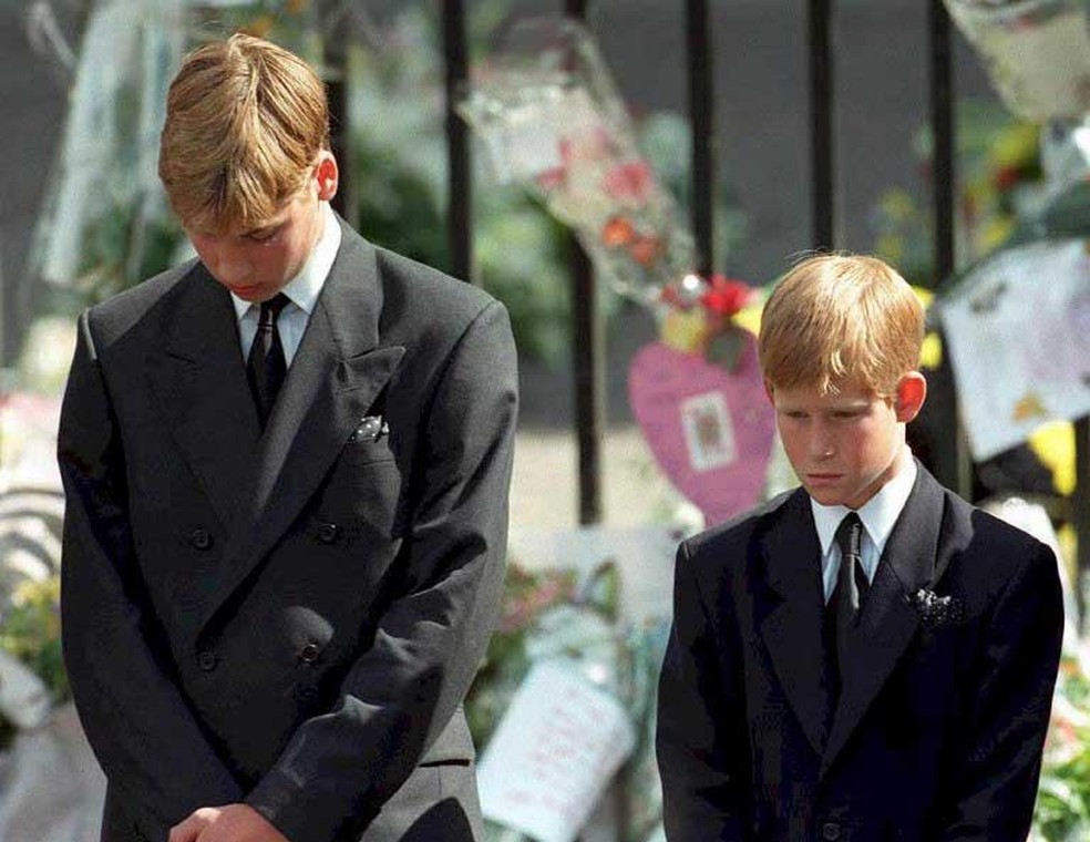 Foto de arquivo mostra os príncipes William (à esquerda) e o Harry durante o funeral da mãe, Princesa Diana, em setembro de 1997 — Foto: Adam Butler / AFP