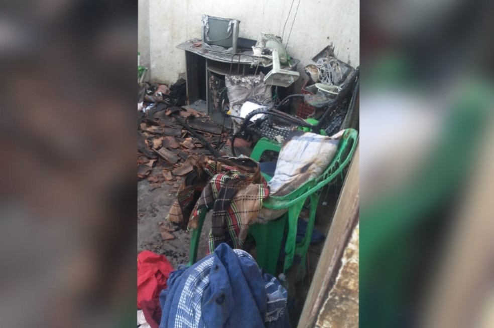 O fogo destruiu vários objetos como televisão e móveis.  — Foto: Reprodução/TV Verdes Mares