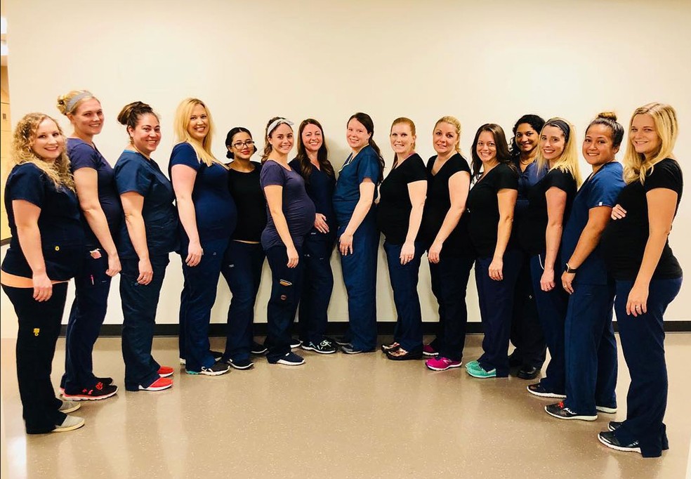  As 16 grávidas trabalham no Centro de Terapia Intensiva do Banner Desert Medical Center, no Arizona (EUA)  (Foto: Reprodução/ Facebook: Ashley Adkins, RN )
