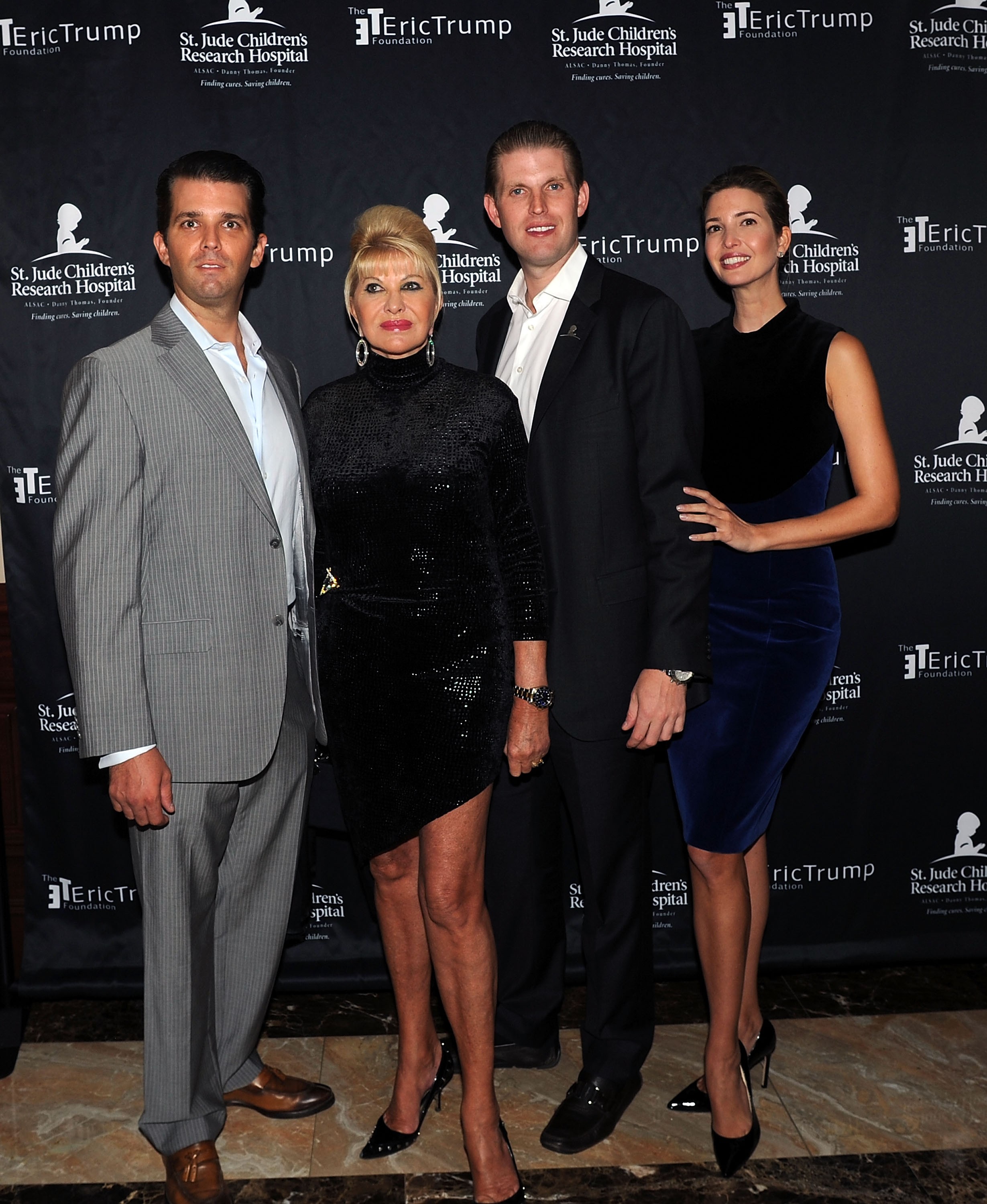 Ivana Trump com seus três filhos com Donald Trump: Donald Trump Jr, Eric Trump e Ivanka Trump (Foto: Getty Images)