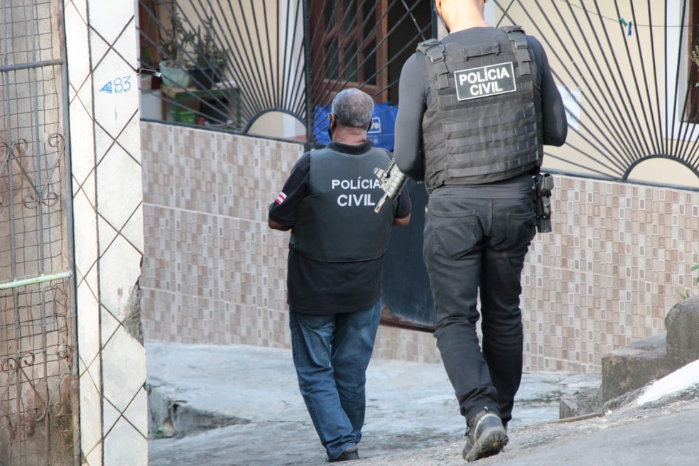 Investigado por estuprar filhos e suspeito de homicídios são presos em operação policial na região de Salvador — Foto: Divulgação/Polícia Civil