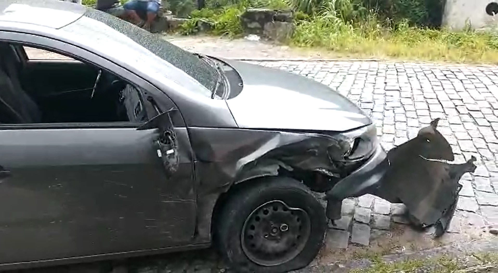 Motorista de transporte irregular foge de operação do Detro e acaba provocando acidente em Petrópolis