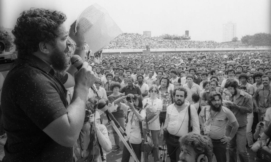 Lula em assembleia com metalúrgicos no Estádio de Vila Euclides, em 1980