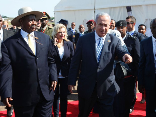 O primeiro-ministro de Israel, Benjamin Netanyahu, é recebido pelo presidente de Uganda, Yoweri Museveni, ao chegar ao aeroporto Entebbe, em Uganda, na segunda (4) (Foto: AP Photo/Stephen Wandera)