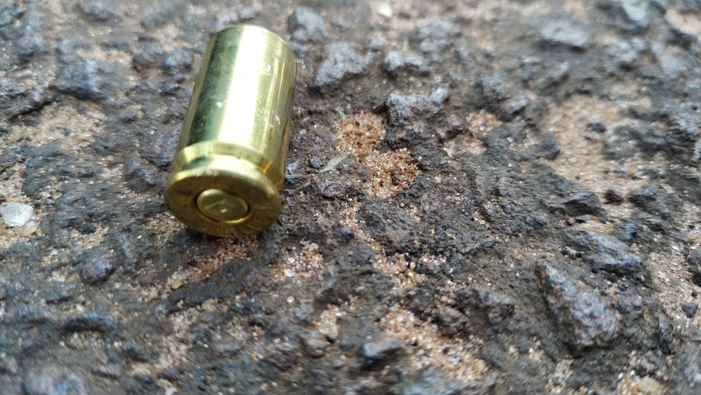 Capsula de 9 mm encontrada na cena do crime  — Foto: Polícia Civil/Divulgação 