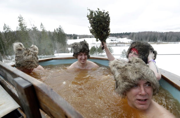 Grupo relaxou em piscina de cerveja durante competição de sauna (Foto: Ints Kalnins/Reuters)