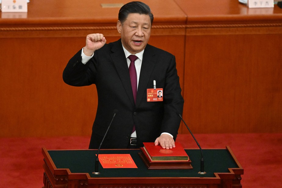 Xi Jinping presta juramento após ser reeleito como presidente durante plenária no Grande Salão do Povo em Pequim