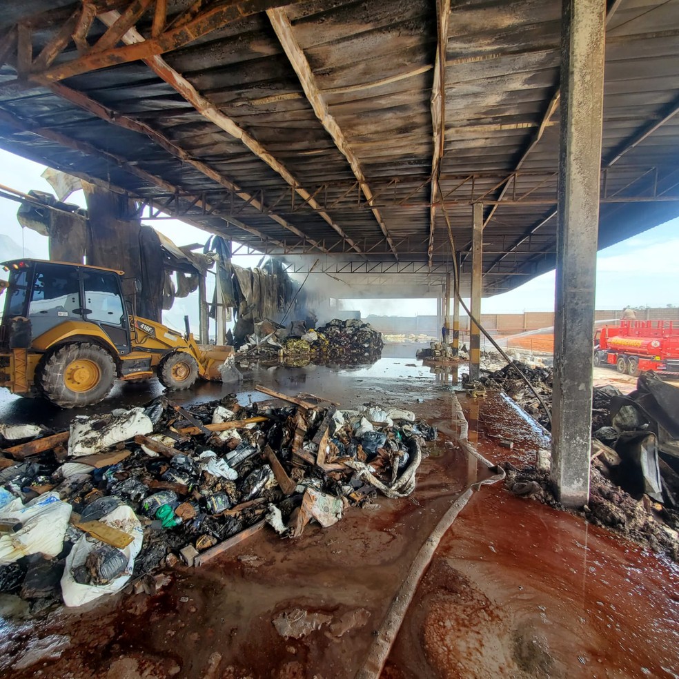 Estragos causado por incêndio em armazém — Foto: Cedida