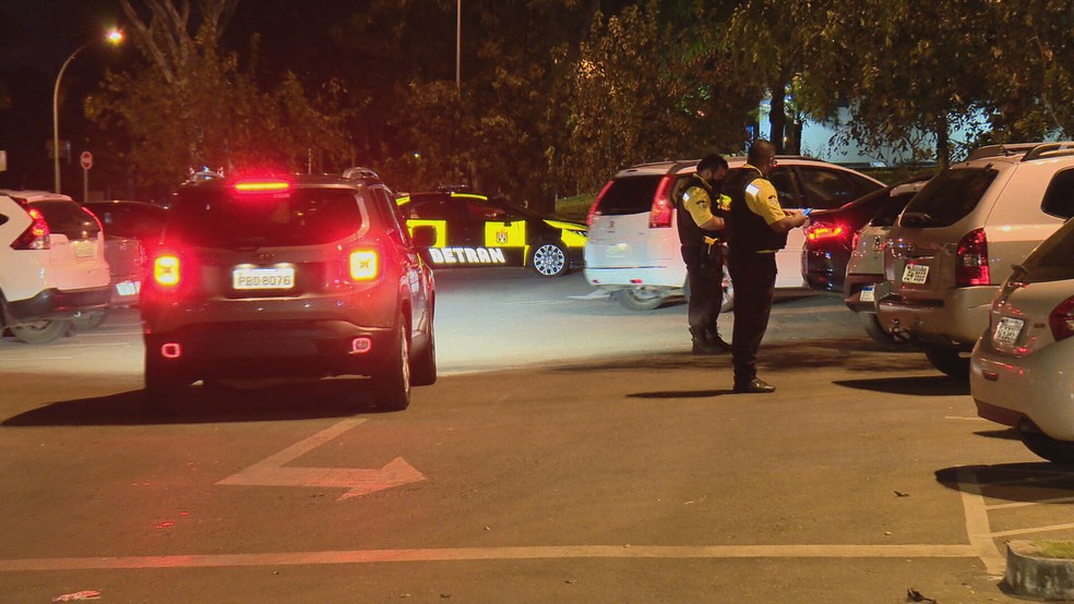 Blitz flagra motoristas alcoolizados na Asa Sul, em Brasília — Foto: TV Globo/Reprodução