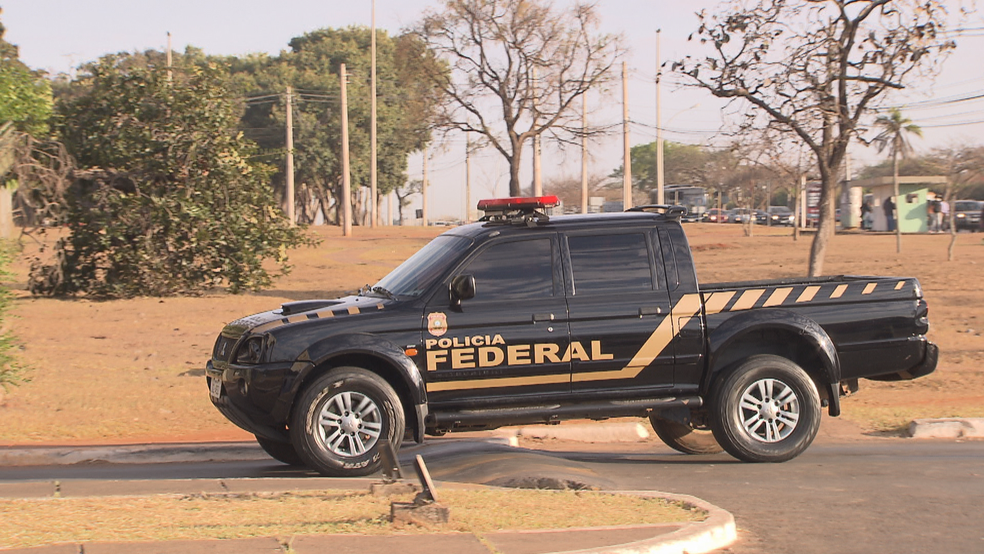 Carro entrando na sede da Superintendência da Polícia Federal em Brasília (Foto: TV Globo/Reprodução)