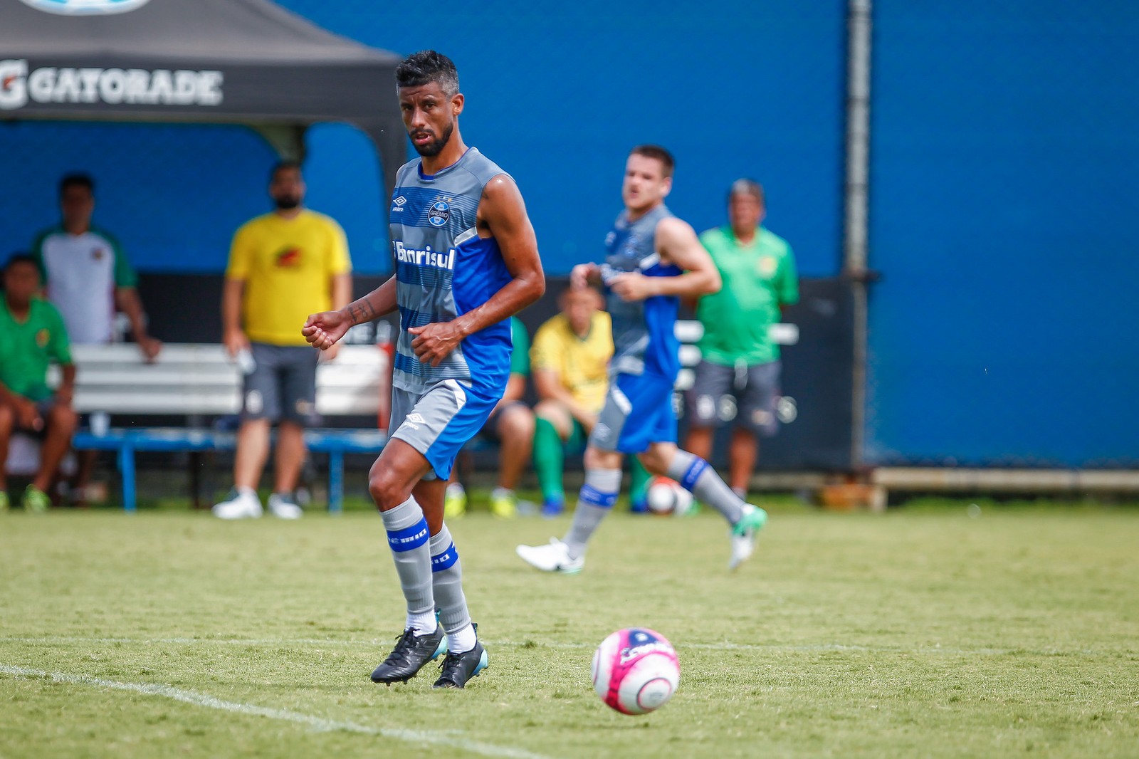 Léo Moura inicia ano pelo Grêmio no meio, mas avisa querer jogar na lateral