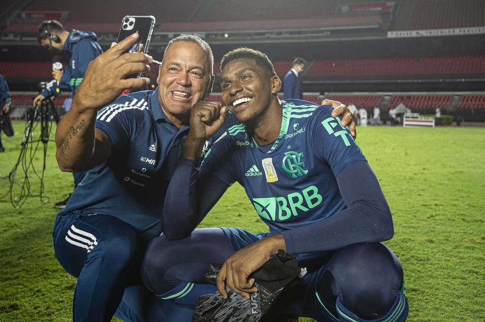Wagner Miranda com Hugo Souza no Morumbi após a conquista do Flamengo — Foto: Alexandre Vidal/Flamengo