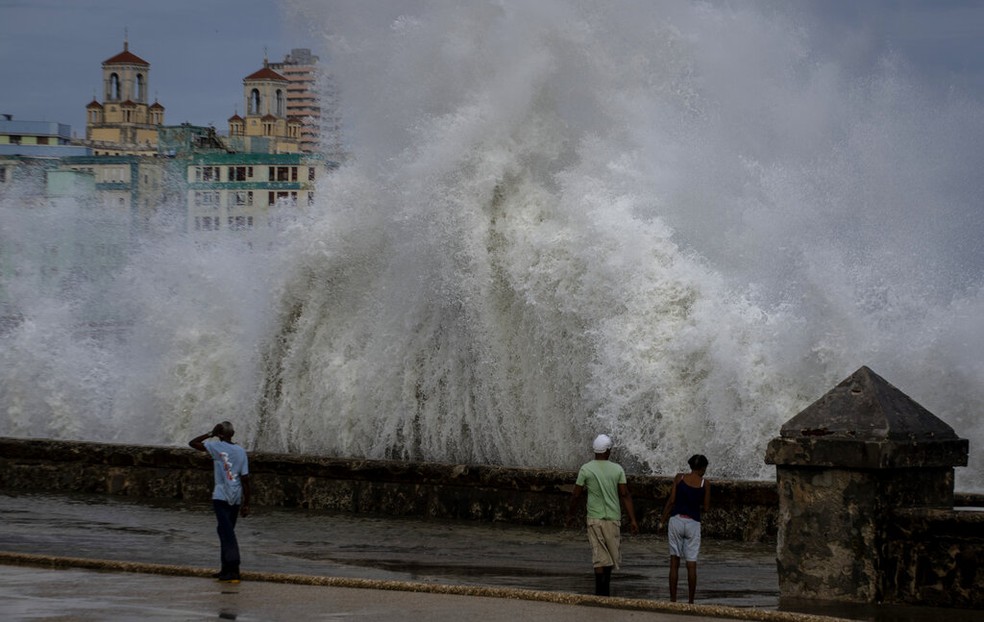 Ondas em Havana no dia 28 de setembro de 2022 — Foto: Ramon Espinosa/AP