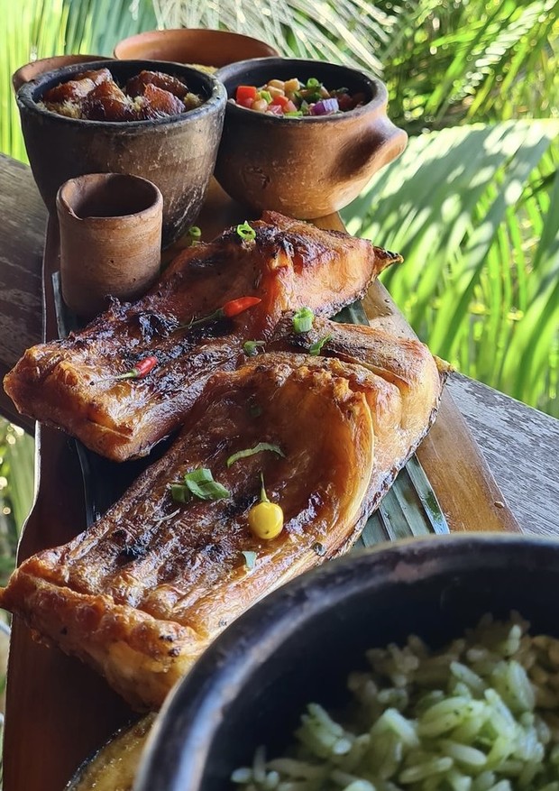 Piracaia de costelas de tambaqui com arroz de chicoria e pimenta no tucupi (Foto: Reprodução/Instagram)