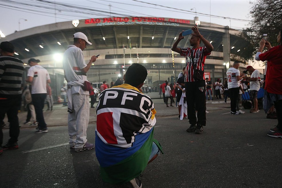 Torcedor do São Paulo em frente ao Morumbi em jogo contra o Ceará, na Sul-Americana — Foto: Paulo Pinto / saopaulofc.net