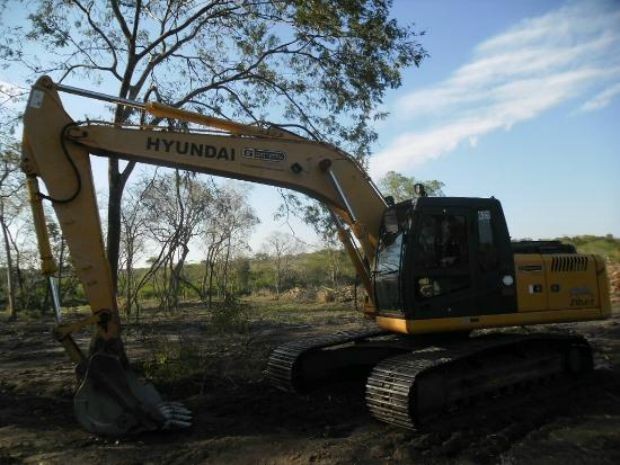Infrator usou máquinas para desmatar 10 hectares de fazenda (Foto: Divulgação/ Polícia Militar)