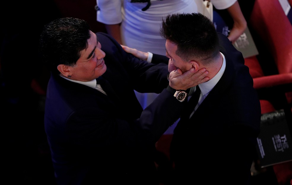 Maradona saiu em defesa de Lionel Messi — Foto: Reuters