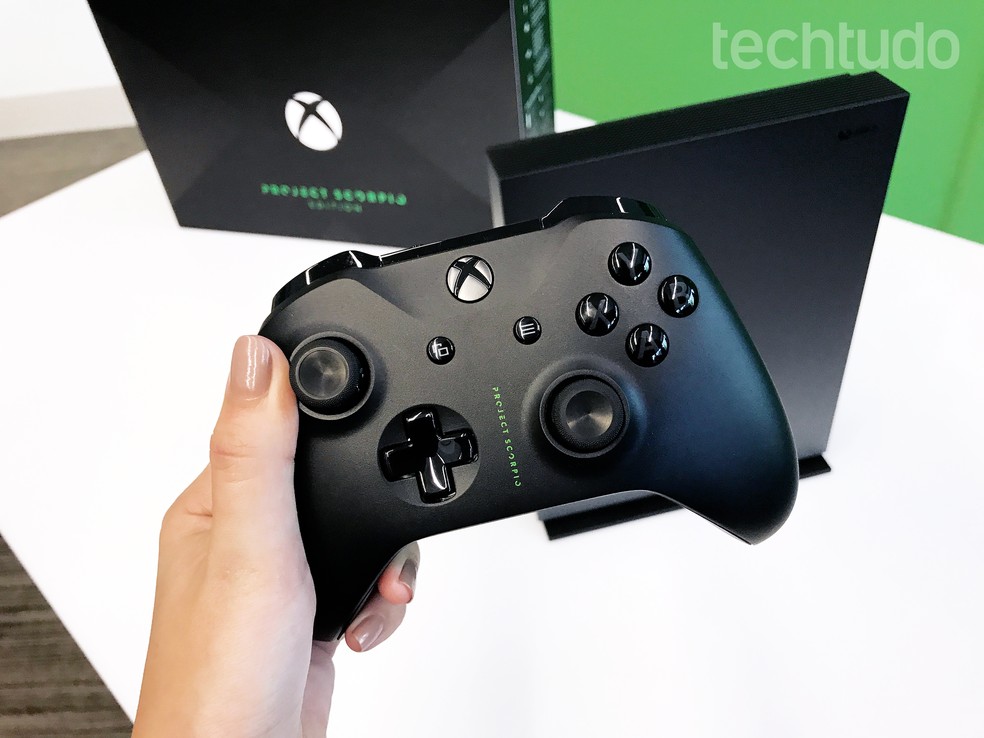 Controle do Xbox One X Project Scorpio — Foto: Anna Kellen Bull/TechTudo