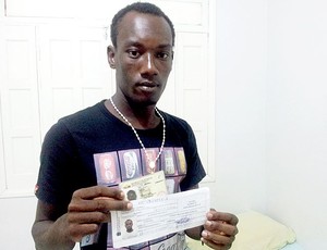 Innocent Olibrice, haitiano, jogador do Rio Branco-AC, apresenta os documentos (Foto: João Paulo Maia)