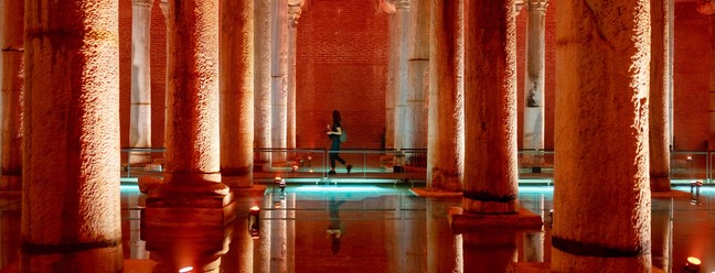 Interior da Cisterna Basílica, antigo reservatório de água em Istambul, na Turquia, que reabriu para a visitação após cinco anos em obras Yasin Akgul / AFP — Foto: Yasin Akgul / AFP