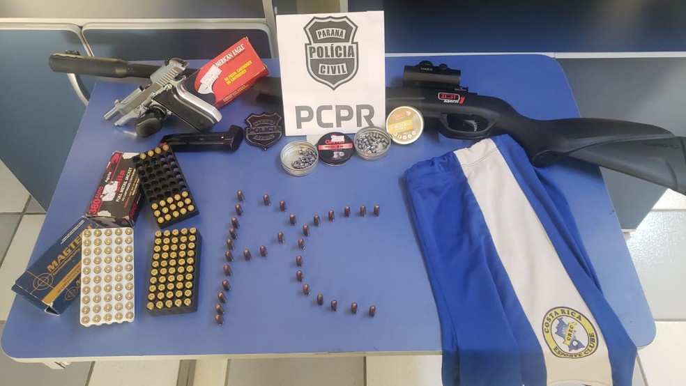 Polícia apreendeu armas e munição na casa do suspeito — Foto: Polícia Civil
