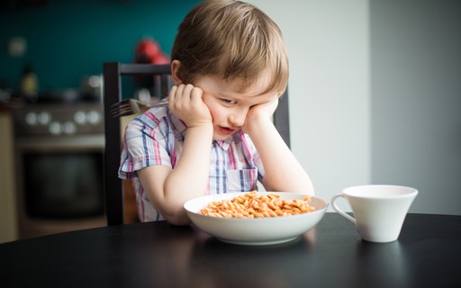 Tenho um filho de 2 anos que decidiu ser vegetariano. Agora só quer salada  e arroz. Isso é normal? - Revista Crescer