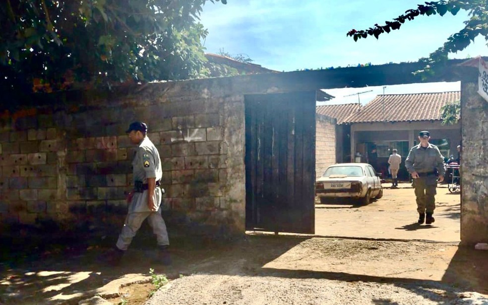 Casa onde Elias Andrade Silva foi esfaqueado pela ex, Larissa Darck — Foto: Reprodução/TV Anhanguera
