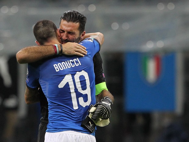 Buffon chora com Bonucci após eliminação da Itália (Foto: getty images)