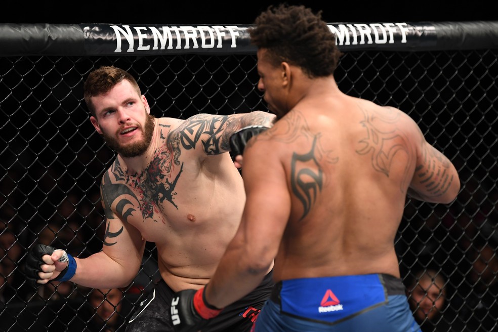 Allen Crowder venceu Greg Hardy depois de receber um golpe ilegal do adversÃ¡rio â?? Foto: Getty Images