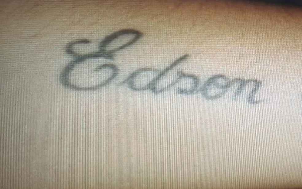Agente marcava com o tatuador e levava as vítimas para fazer a tatuagem — Foto: Arquivo pessoal